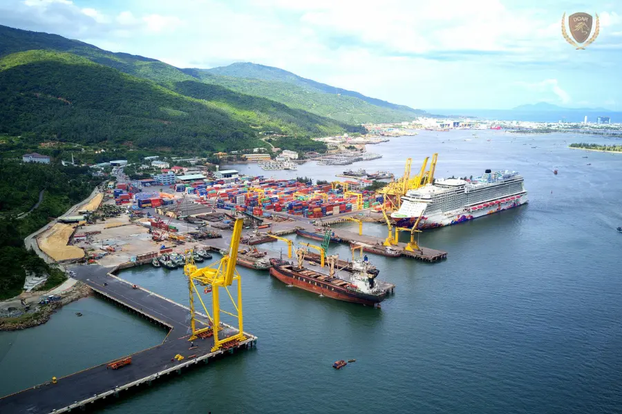 Tien Sa Port panorama