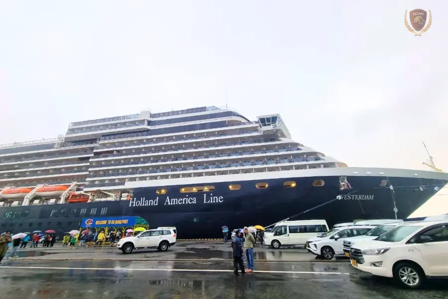 Private cars waiting at a cruise ship to pick up passengers